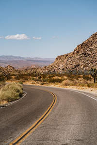 蜿蜒公路穿越荒漠峡谷风光