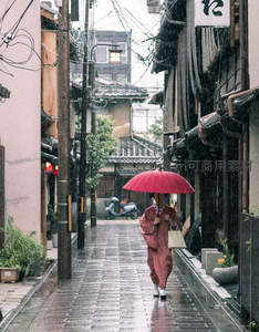 雨中红伞行古街，和风女子踏水归
