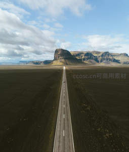 孤车驶向远方的火山岩地貌公路