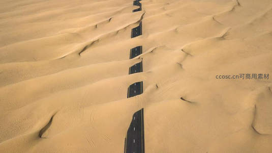 沙漠中的孤独公路蜿蜒穿过金色沙丘