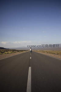 荒漠公路尽头的孤独身影