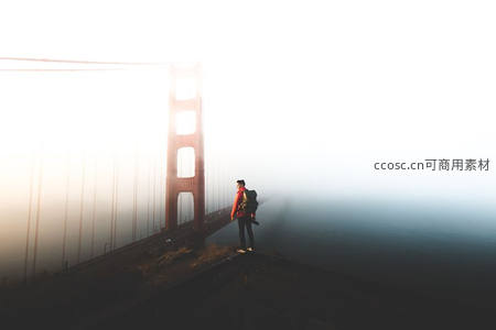 孤影立桥头，金门隐云雾