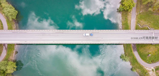 鸟瞰桥上车，碧水映苍穹