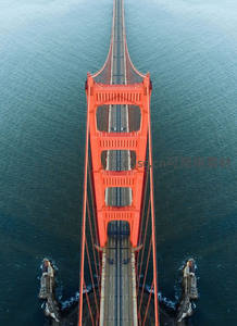 俯瞰金门大桥红色壮丽