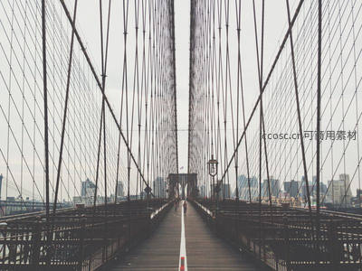 布鲁克林大桥的对称结构与行人剪影