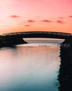 日落时分小桥剪影如画