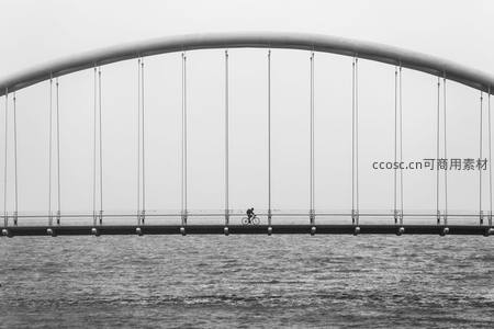 黑白极简风格的桥上骑行者