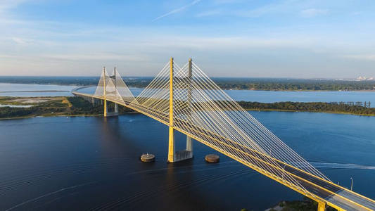 蓝天碧水间的黄色斜拉桥航拍