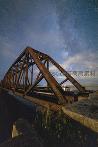 星空下的废弃铁桥：银河与锈迹的对话