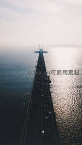 跨海大桥航拍，车流如织连接两岸