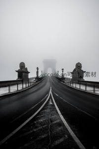 雾中链桥空旷寂寥，石狮守望远方