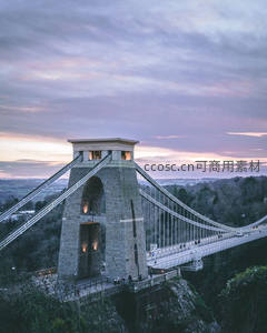 黄昏时分的吊桥全景