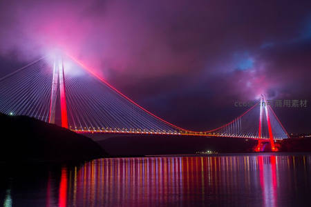 霓虹夜桥倒映水中如梦似幻