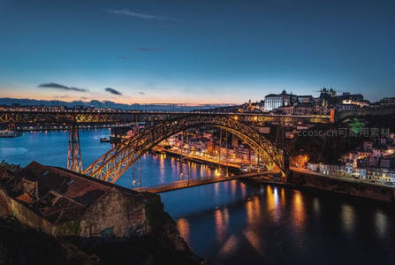 黄昏时分灯火辉煌的拱桥