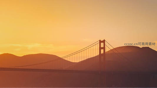 金门大桥剪影映夕阳余晖