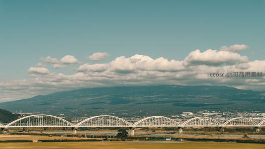 富士山下拱桥横跨田野