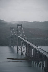 雾锁悬索桥车行水间