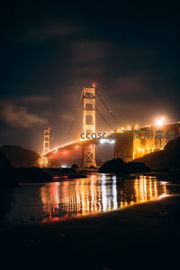 金门大桥夜景璀璨，星光倒影水中摇