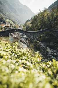 山谷古桥与绿意盎然的村落风光
