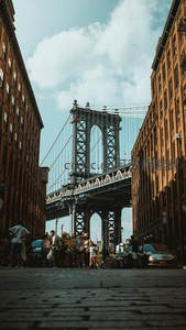 城市街巷仰望曼哈顿大桥