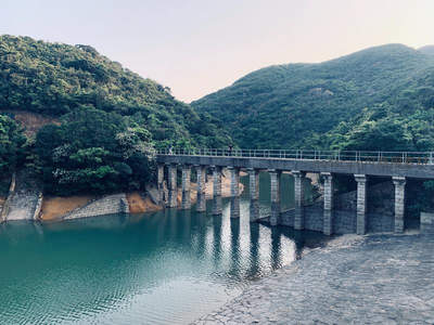 青山绿水间石桥横跨水库