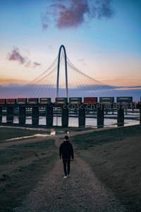 黄昏桥影下独行者与货运列车