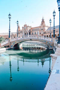 塞维利亚广场拱桥倒影，如梦似幻的水镜世界