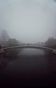 雾中孤桥行人影，静谧河面映苍穹