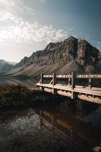 山湖木栈道延伸，巍峨峰峦映碧波