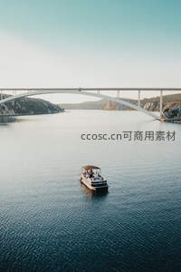 拱桥下的游船悠然航行于碧波之上