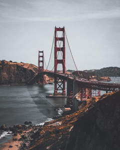 阴天下的金门大桥静谧而庄严