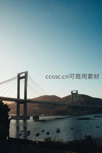 斜拉桥在黄昏中静卧于海湾之上