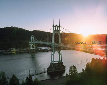 日落时分古典拱门桥倒影河面