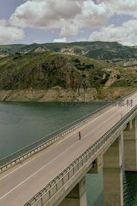 高架桥上孤独行人俯瞰湖光山色