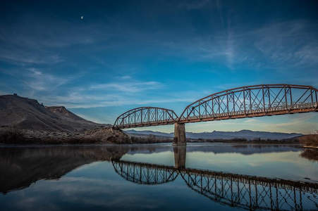 静谧河面倒映古桥与苍穹月色