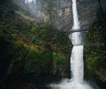 苔藓峡谷中飞瀑倾泻如白练