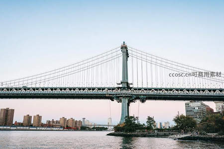 曼哈顿大桥全景，水岸城市交相辉映