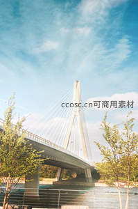 现代斜拉桥在蓝天白云下横跨河流