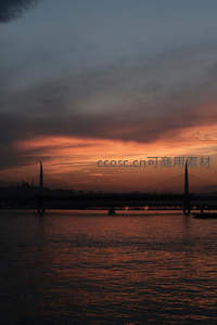 暮色中的斜拉桥剪影与河面霞光倒影