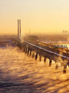 晨雾缭绕的高架桥上车流穿梭如画