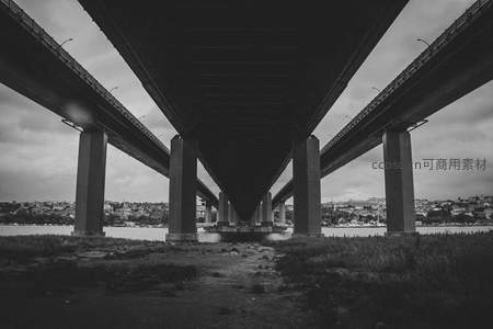 黑白视角下的城市高架桥底