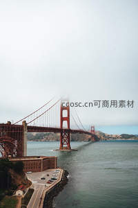 薄雾中的金门大桥壮丽景象