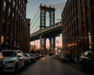 曼哈顿桥下街景，砖墙楼宇映夕阳余晖