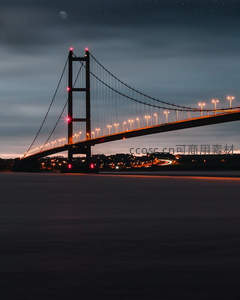 夜幕下悬索桥灯火辉煌，星月相伴