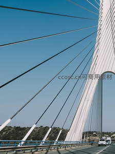 现代斜拉桥的几何线条与蓝天交响