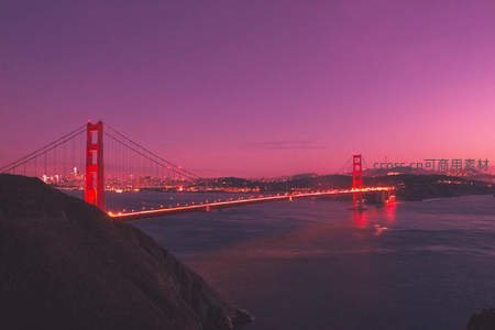 紫霞映照金门大桥夜景壮丽