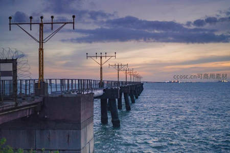 海边长堤延伸至暮色苍穹