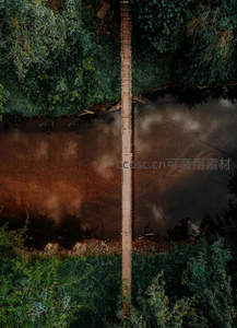 森林溪流上空俯瞰木桥如线