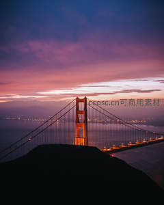 夕阳余晖中金门大桥的剪影美景