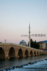 石拱桥映衬清真寺尖塔夕阳余晖